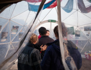 La solidarité dans le bidonville de Calais, décembre 2015. © Jean Larive/ MYOP